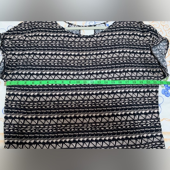 Black and tan geometric short sleeve tunic with cut out back from Dynamite - Picture 10 of 14